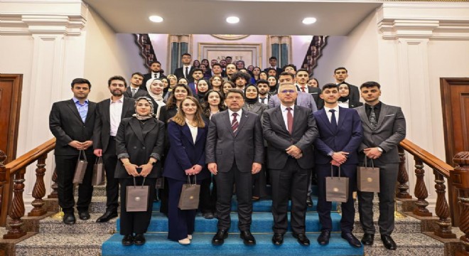 Tunç Erzurum'dan gelen genç hukukçularla görüştü